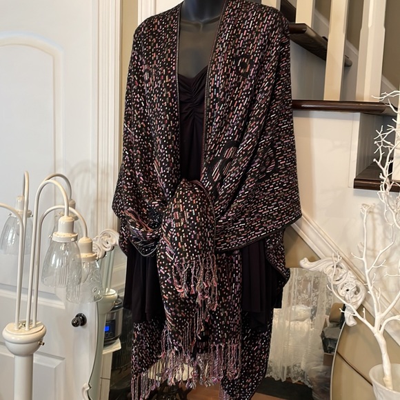 Stunningly Soft Cape Wrap Poncho The Flowers are Embedded with Woven Colours - Picture 9 of 12